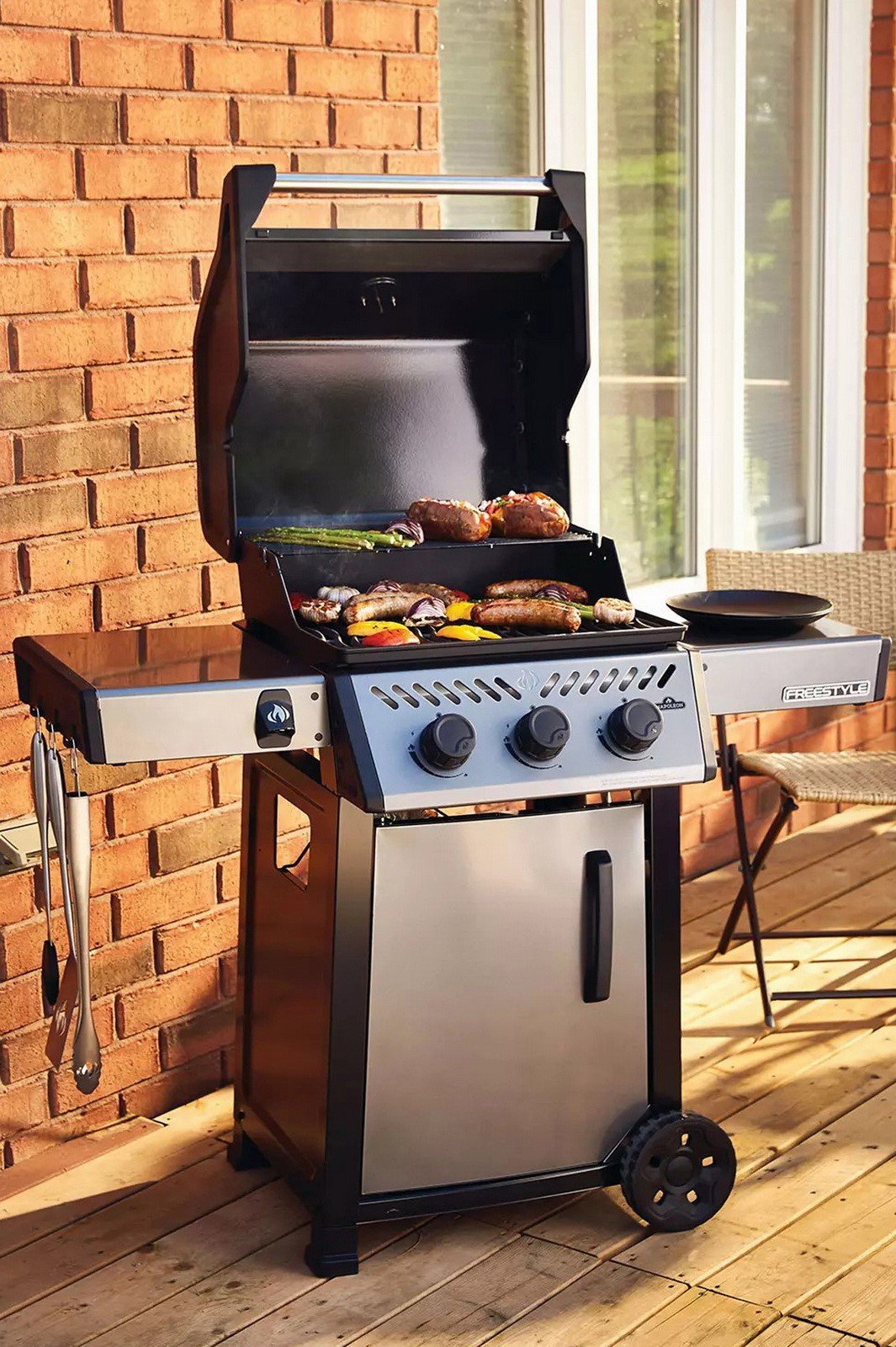 Napoleon Freestyle 365 3 Burner Propane Gas Grill BBQ 33,000 BTU Cast Iron Grate