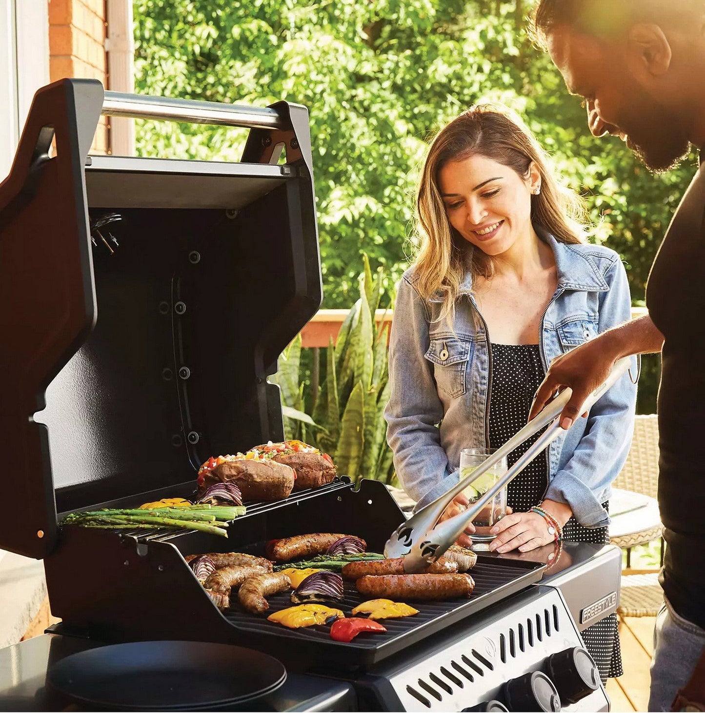 Napoleon Freestyle 365 3 Burner Propane Gas Grill BBQ 33,000 BTU Cast Iron Grate